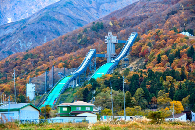 長野県白馬村のスキージャンプ台 | デートにも便利、紅葉を観賞しながら温泉に入れる「ホテル・宿」5選 | 高級交際クラブTen Carat「10カラットブログ」