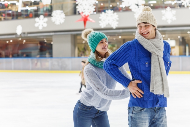 アイススケートをする外国人カップル | 今季オススメなスノースポーツデート | 高級交際クラブTen Carat「10カラットブログ」