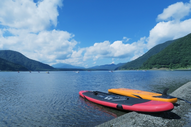 夏の湖とサップボードと青空 | アウトドアデートに利用したい、アクティビティ別おすすめスポット5選 | 高級交際クラブTen Carat「10カラットブログ」