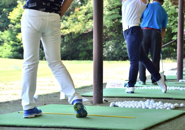 ゴルフの練習風景 | 女性が利用しやすいオススメのゴルフ練習場BEST5 | 高級交際クラブTen Carat「10カラットコラム」