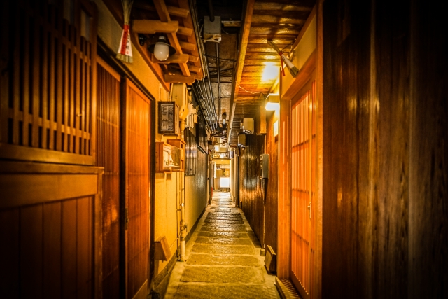 京都・先斗町の路地裏 | 冬行くのがオススメな京都のデートスポット | 高級交際クラブTen Carat「10カラットコラム」