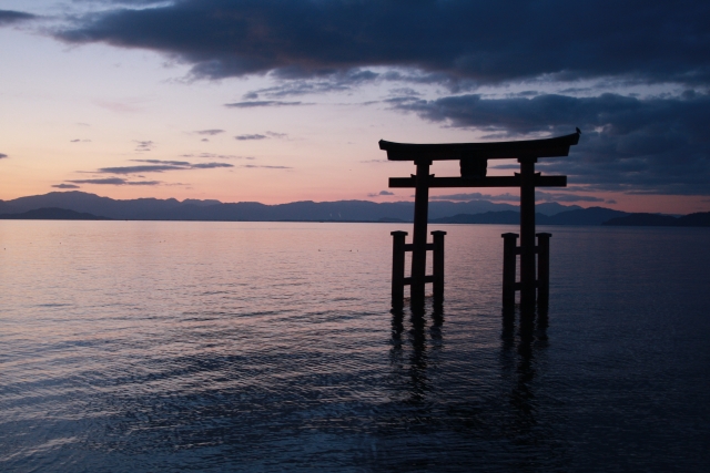 湖上の鳥居（琵琶湖・白鬚神社） | 現地で食べてみたい！日本全国のおすすめご当地鍋5選 | 高級交際クラブTen Carat「10カラットブログ」