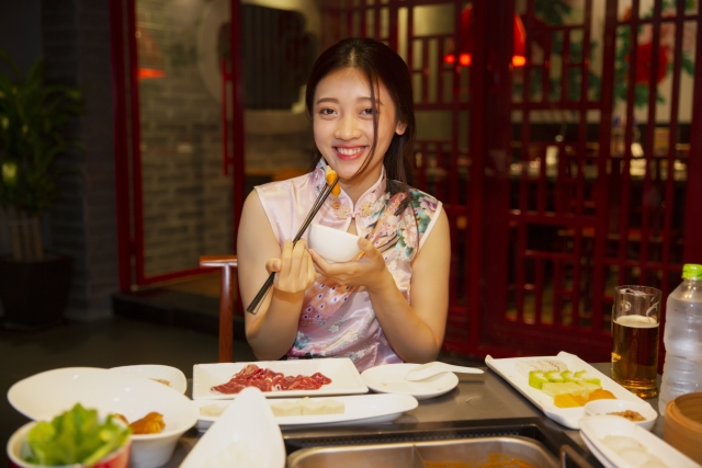 中華レストランで食事する女性 | 密を回避！デートで使える個室のある料理店 | 高級交際クラブTen Carat「10カラットブログ」